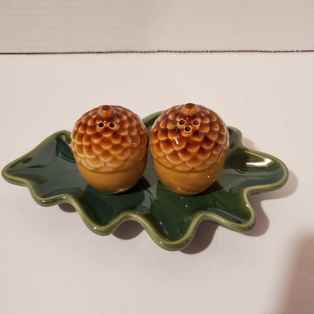 Avon Acorn Shaker Set